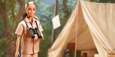 la-prima-barbie-eco-sostenibile-si-ispira-a-jane-goodall-ea-stata-realizzata-con-plastica-riciclata-wide-site-gekbq