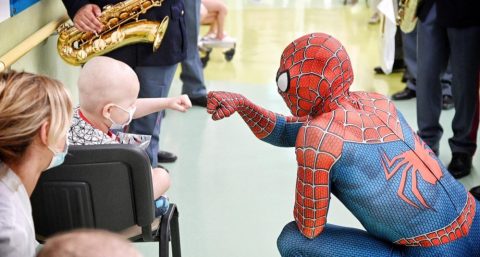 Spiderman, il senso della vita tra i bambini in ospedale