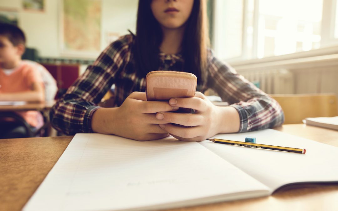 Cellulari a scuola: il divieto serve davvero?