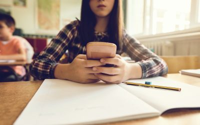 Cellulari a scuola: il divieto serve davvero?