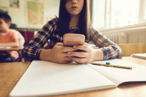 Cellulari a scuola: il divieto serve davvero?