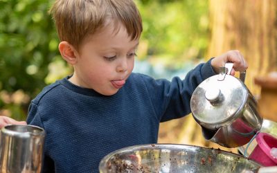 Costruire la cucina di fango: un gioco simbolico che rispetta la natura