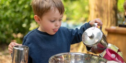 Costruire la cucina di fango: un gioco simbolico che rispetta la natura