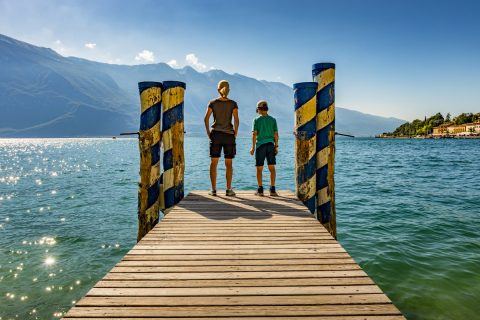 lago con bambini