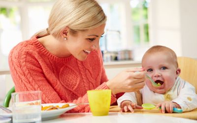 Svezzamento e feste di famiglia: come gestire i pasti del bambino in contesti sociali