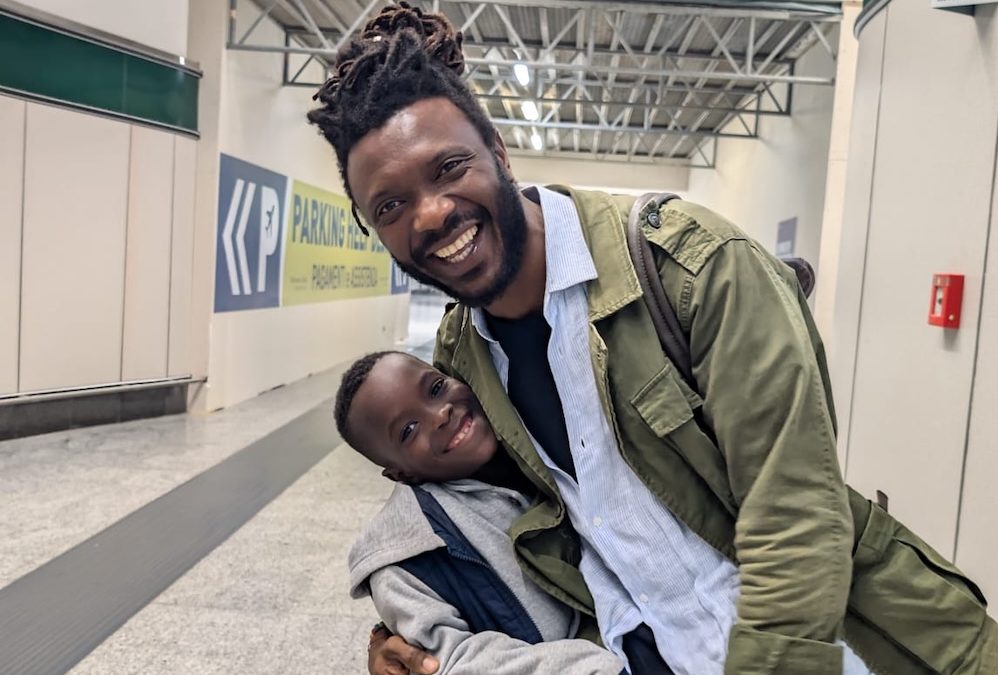 Diventare papà, all’improvviso: una storia di genitorialità ‘migrante’ e la nascita di una nuova famiglia