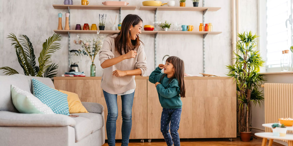 Non serve essere genitori perfetti: serve un villaggio