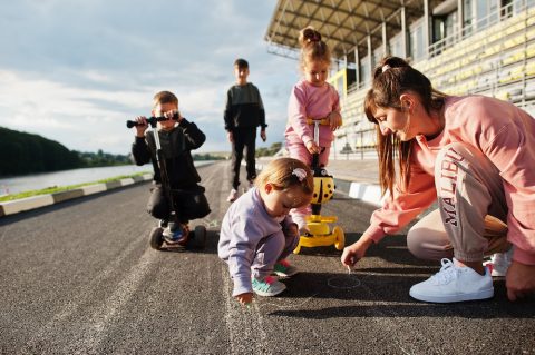 Se il quartiere non collabora, i bambini si muovono meno: lo dice la matematica attività fisica bambini